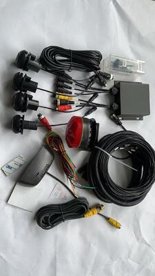 トラック用レーダーシステム: 狭いスペースで盲点と距離検出で事故を防ぐ